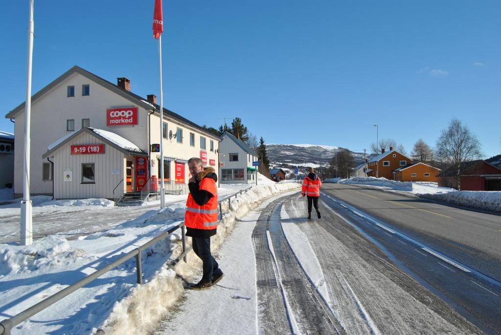 Busslomme ved Yset samvirkelag. Her parkerer ofte trailere, og skaper farlige situasjoner ved inn og utkjøring til butikken.