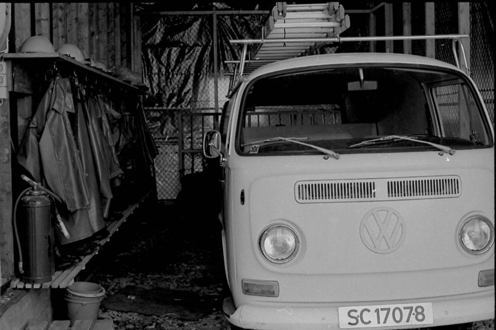 Brannvesenet på søre Bømlo fekk i 1976 eigen bil. Her er bilen avbilda i brannstasjonen i HSD-garasjen.