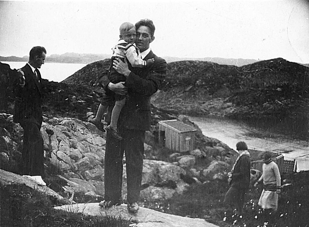 Humrahyttene i Nordøyane. F.v. Bjarne Børresen, Oscar Nilssen, Espevær som held Eilert Amundsen i armane, Frida Nilssen, Inga Amundsen.
