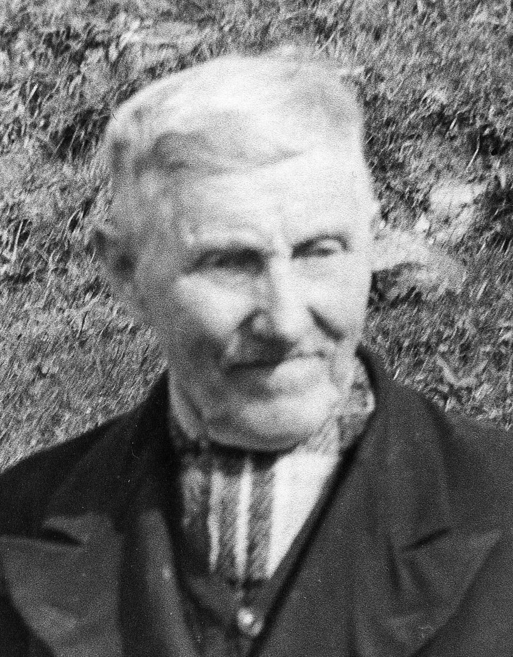 Simon Larsen Eidesvik, den andre medeigaren i denne hytta, vart fødd i 1839. Som ung tente han hos Torbjørn Eriksen som bygsla ein husmannsplass vest i Eidesvik.