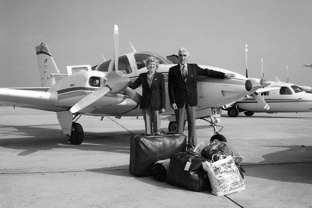 Magnhild Andal og ektemannen Johannes på vitjing hos sonen i USA i 1984. Johannes Magne plukka opp foreldra i New Orleans med dette vesle flyet.