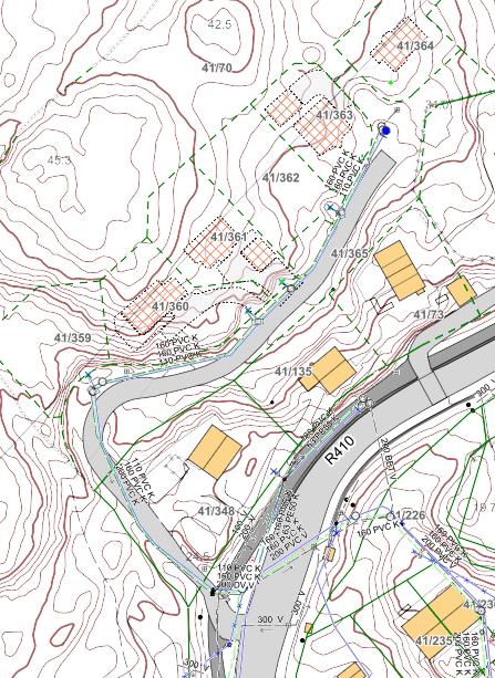 Avstanden fra fylkesveien er 90 100 meter og terreng, bebyggelse og vegetasjon langs veien dessuten avskjerme mot lyd.