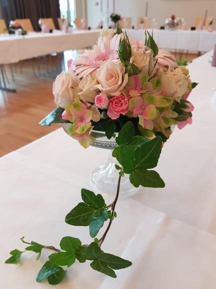 00 Frisør/Sminke og blomster Bjørkelangen Frisør Hannes hud, fot og spa tlf: 93021815