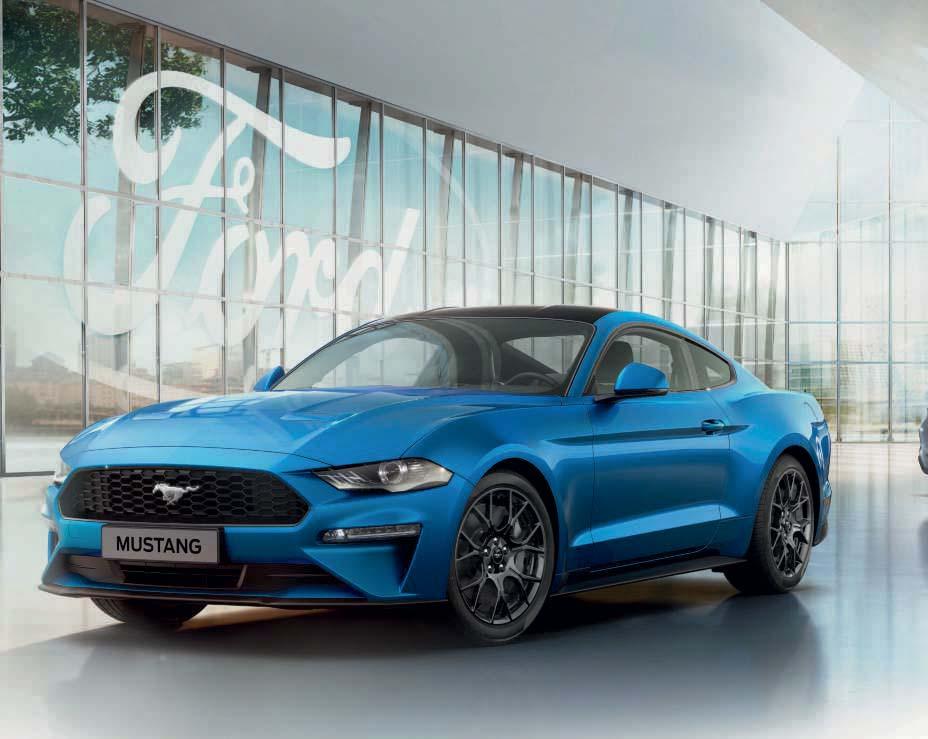 Vist modell er en Mustang EcoBoost Fastback i Blue Lightning metallic lakk (ekstrautstyr) med svartlakkert kontrastfarge på taket (ekstrautstyr) og 19"