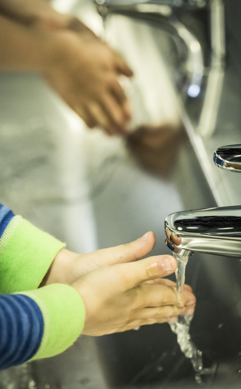 Hygiene Gode rutiner for hygiene er svært viktig når man arbeider i barnehagen. Det finnes mange smittekilder som for eksempel spytt, snørr, svette, urin, blod, oppkast og avføring med mer.