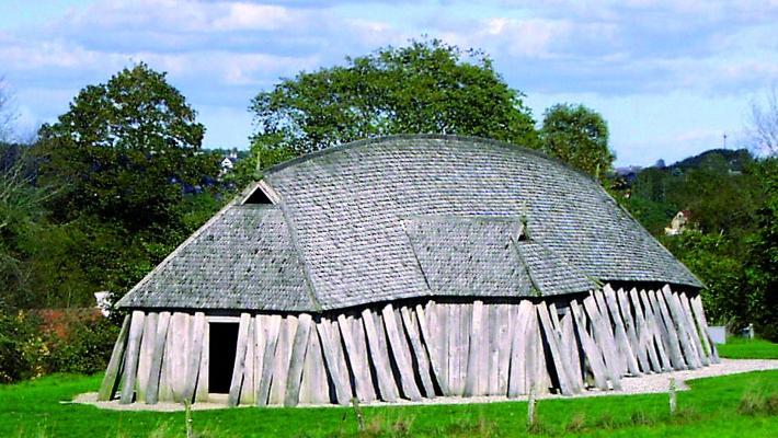 Vikingsenteret Fyrkat Aars (27.7 km) Aars sin historie er like gammel som den er spennende. For ca.