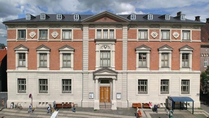 Aalborg Historiske Museum (31.3 km) Museet ligger midt i sentrum av Aalborg, rett ved siden av Budolfi kirke.