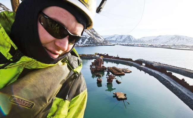2011 2011 Krysseren «Murmansk» AF er godt i gang med fjerningen av den russiske krysseren «Murmansk» som ligger utenfor Sørvær på Finnmarkskysten.