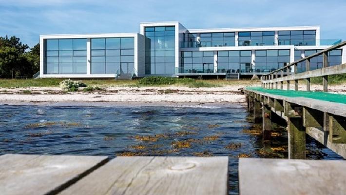 Sinatur Hotel Storebælt Dette fire-stjerners hotellet tilbyr moderne rom, samt en glimrende beliggenhet ved stranden, med lukten av hav og det gode kjøkkenet som følger med.