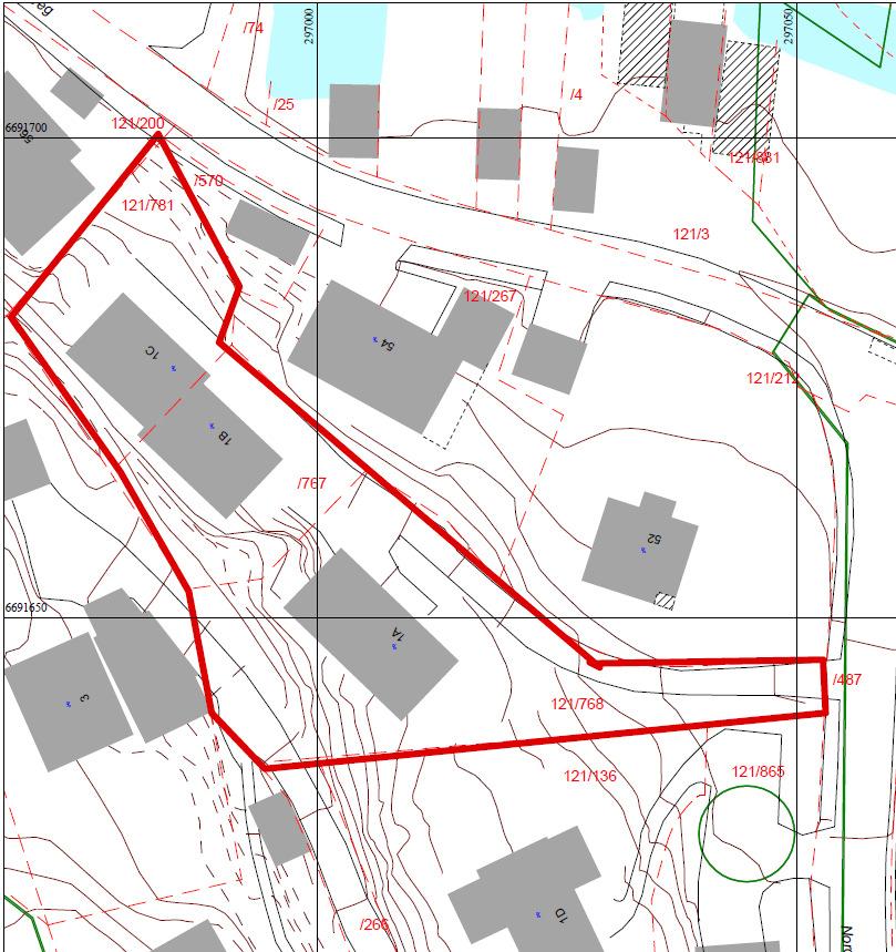 4 SITUASJONSBESKRIVELSE Boligene ligger tett inntil en 4-6 meter høy bergskjæring. Avstanden fra boligene til berget varierer fra ca 2 til ca 5 meter.