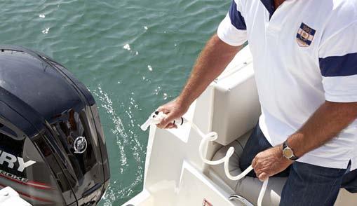 sikkerhet CAPTUR 555 PiloTHoUse Du skal være trygg om bord i en Quicksilver enten båten er stor eller liten. Derfor har vi sklisikre dørker, håndtak du kan holde deg fast i og høye fribord.