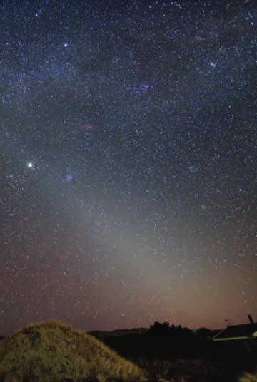 Zodiakallyset ses med en bred basis nær horisonten, over er det en skrå kjegleformet struktur. På høsten ses fenomenet 60-90 minutter før soloppgang i østlig retning.