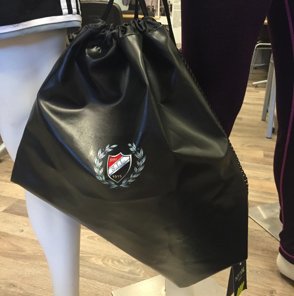 Pris kr 150 Trainer sportsbag Svart med Skreia-logo en side Sporty bag