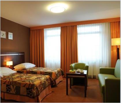 Innsjekking på Hotel Wyspianski et 3 stjerners hotell beliggende helt inntil gamlebyen og med gangavstand til alle viktige severdigheter. Alle rom har air-condition, safe og gratis wifi.