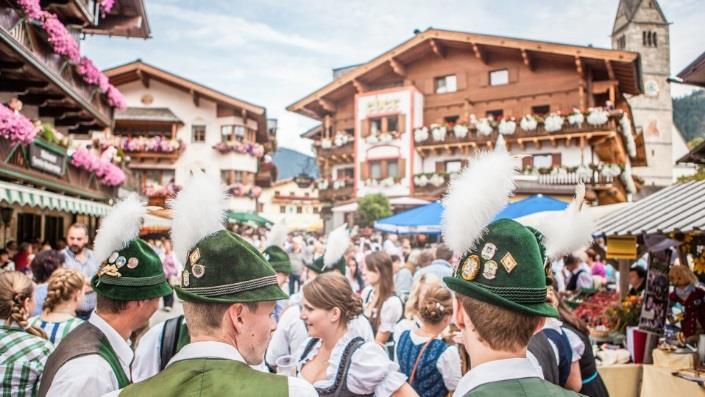 5 På kvelden er det "Dorfabend" med folkemusikk og folkedans på byplassen.