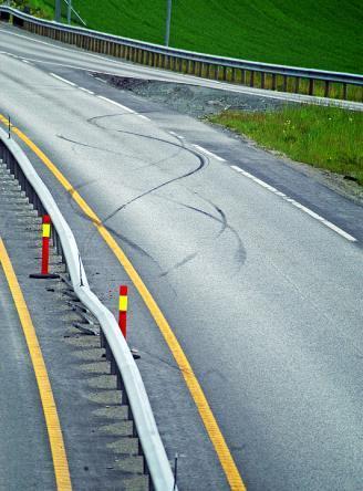 1. Tiltak mot møteulykker Riksveger Bygge 107 km ny møtefri firefelts veg Bygge midtrekkverk på 141 km to- og trefelts veg Innen 1/1-2018 skal 50 prosent av trafikkarbeidet som utføres på