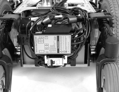 Vedlikehold og reparasjoner Bytte av batterier Bakre batteri 8. Demonter elektronikken ved å trekke låseleppene på venstre og høyre side av chassiset, ut. Se bilde. 9.