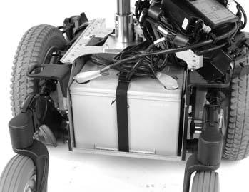 Se også klistremerke på innsiden av det bakre chassisdekselet. 11. Løft/trekk batteriet ut av chassiset ved hjelp av batteristroppen.