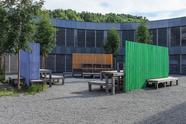 Rommet som arkitekturen skaper Rampa ved Nord-Aurdal skole For at et kunstverk skal oppleves som en del av et sted eller byggverk, er det ikke nødvendigvis bygget i seg sjøl som er med å knytte