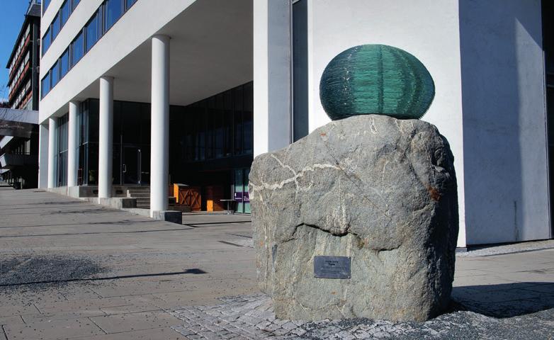 På Vindingstad skole i Gjøvik er Rolv Starup sin stedstilpassede skulptur i rustfritt stål et visuelt lekent element som også skaper et rytmisk samspill med arkitekturen.
