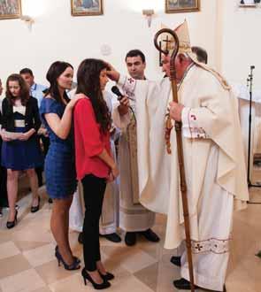 Accipe signaculum doni Spiritus Sancti Primi pečat Dara Duha Svetoga.