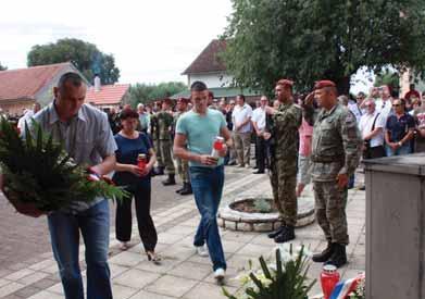 Obitelji poginulih branitelja postavljaju vijence Ana Pokrovac ispred Udruge udovica hrvatskih branitelja