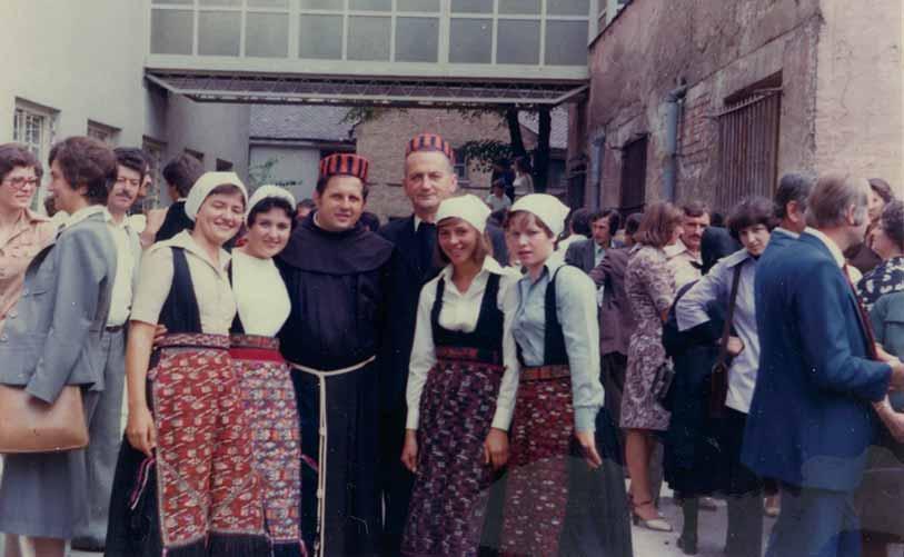 Tu su se dijelili sendviči, pilo domaće vino, rakija igralo kolo» Po prvi put od onog prvog slavlja 1975. nije bio prisutan Mirko. Zbog bolesti srca, koja ga pohodila početkom travnja nije mogao doći.