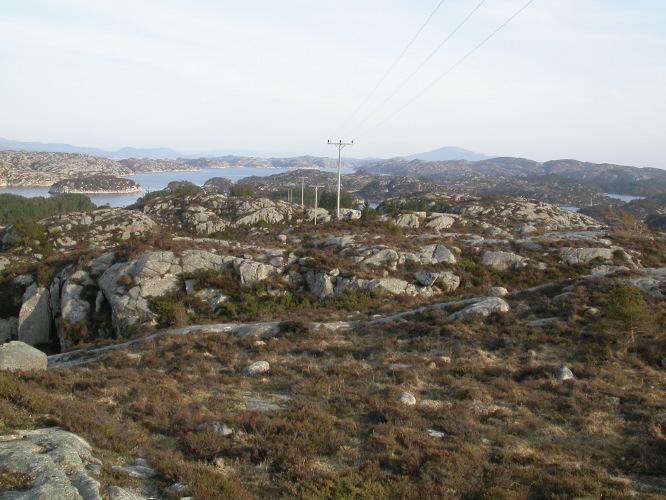 Soløya og Sauholmen var plasser under Tverdarøy. Vassøy er beiteøy. I 1900 vart skulehuset flytta frå Tislavoll ut til Skutevikjo. I nord og i sør er det bygningar knytt til kystgarden.