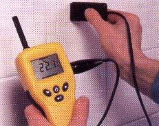 Kondensator (finner kondenseringspunkt på overflater) Kople til overflate temperatursensoren og hygrometerproben direkte i instrumentet. Skru på instrumentet ved å trykke på.