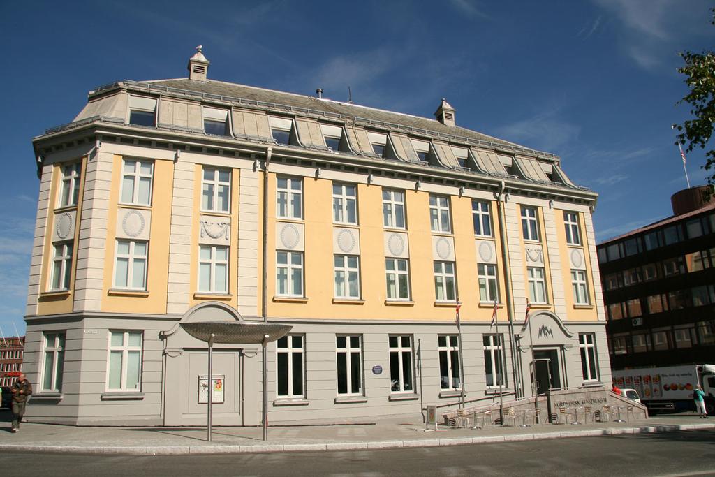 Kunstmuseum Nordnorsk kunstmuseum ligger ved Roald Amundsens plass nær