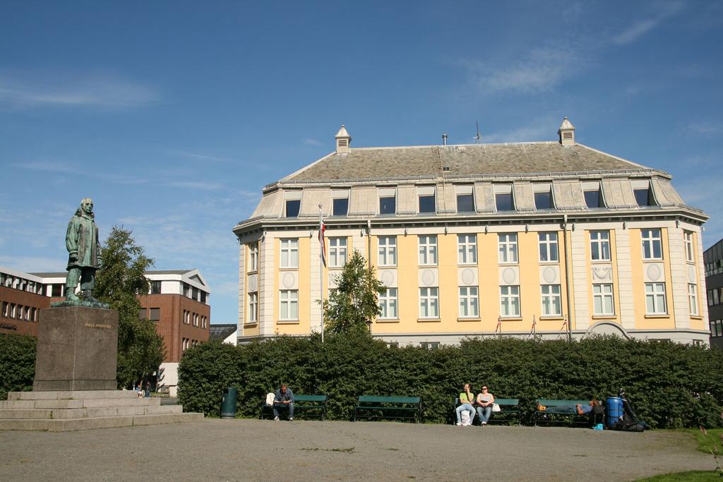 Kunstmuseum Nordnorsk kunstmuseum ligger ved Roald Amundsens plass på Prostneset.