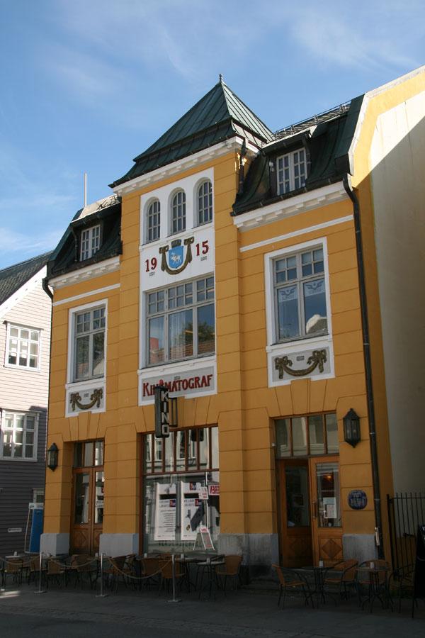 Verdensteateret Verdensteateret kino ble tatt i bruk i 1916. Verdensteateret er Norges eldste kinobygning som fortsatt er i drift.