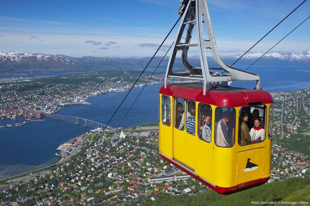 Fjellheisen Fjellheisen med utsikt over Tromsøya (øya midt i strømmen) og øyene bak.