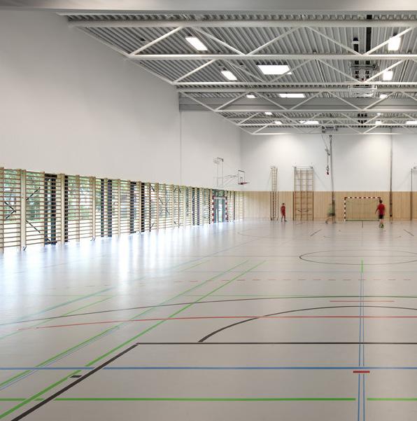 ARKITEKTENS TANKER Skisseløsningen viser et kompakt og effektivt bygg med god logistikk. Hallen fremstår som en integrert del av skolen, både med hjelp av materialbruk og bruken av glass.