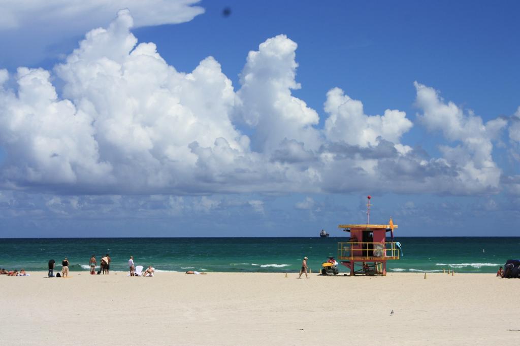 Florida Florida kalles The Sunshine State, og navnet kommer av at Florida nyter godt av mye sol og mildt, fint klima.