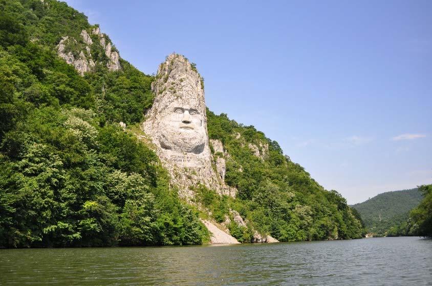 Dere møter reiseleder etter ankomst i Bucuresti. Vi har en omvisning i hovedstaden Bucuresti før vi drar videre til Turnu Magurele (ca 2 timer) hvor vi går ombord. Velkomstmiddag.