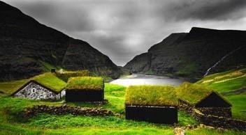 Færøyene ble i norrøn tid - og blir på islandsk fremdeles kalt - Færeyjar, mens færøyingene selv skriver Føroyar (uttales førjar). Første del av navnet er en vestnorsk form for får (fær).