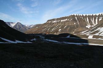 Fig. 2. Fjellene rundt Longyearbyen på Svalbard har en form som er sterkt påvirket av lagdelte bergarter der bergartslagene ligger nær horisontalt, og utgjør eksempler på platåfjell.