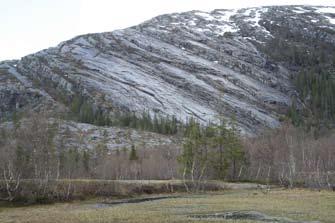 Melfjellet i Rana, Nordland. Foto: Lars Erikstad. flomregime og avrenningsvannets kjemiske egenskaper. Fordelingen av vassdrag i terrenget (elvemønsteret) er også i stor grad bestemt av landformene.