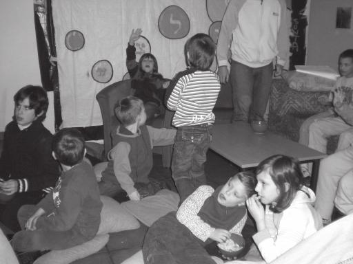 program Subotom predveče. Sa mlađim Vintertajm članovima smo počeli igricama upoznavanja u Omladinskom klubu, kao i art radionicom.