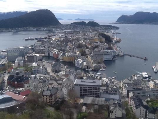 Huset er i dag innredet med 7 soverom, 2 bad, toalett, stort kjøkken og stor åpen stue med panorama utsikt. Det er innkjøpt 19 boligmoduler til å bygge utleiehytter.