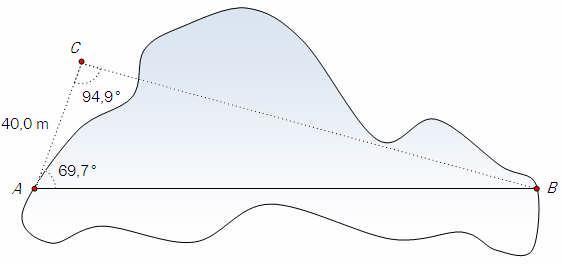 Hilde er på tur og kommer til en innsjø. Hun står i punkt A og vil finne ut hvor langt det er til punkt B på den andre siden av innsjøen. Hun måler avstanden AC og vinklene A og C. Se figuren ovenfor.