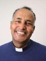 OPPSLAGSTAVLE Pater Tekle er kommet for å være sjelesørger for den eritreiske gruppen. Han skal være prest for alle katolske eritreere i Norge. Det blir feiret messe på eritreisk i St.