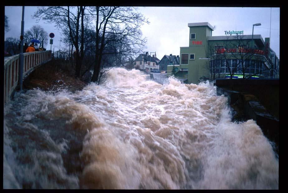 Figur 10. Bilder fra Moldeelva under flommen den 31.3.1997. Bildene er tatt av Leif Magnus Sættem.