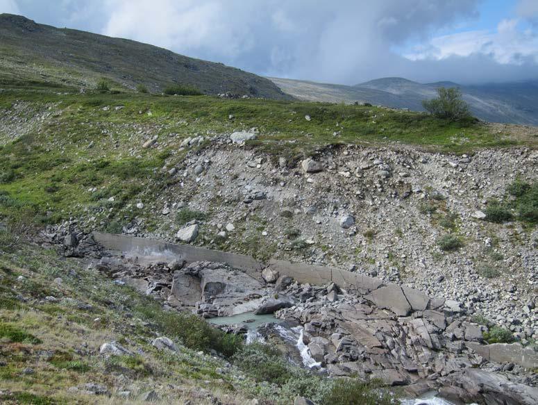 Kunstig elveløp mellom utløpet av overføringstunnelen og Smådalvatni Overføringstunnelen munner ut et stykke oppe i dalsiden i Smådalen og vannet som overføres har dannet et nytt elveløp som følger