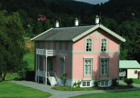 Bullahuset (Villa i sveitserstil som Ole Bull fikk bygd) ligger på Valestrand.