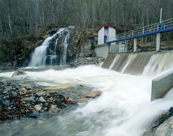 Dette er et lite elvekraftverk uten magasin som ligger på Stadheim, øst for Hellesylt i Stranda kommune. Stadheim kraftverk utnytter et fall på 64 meter i Bygdaelva.