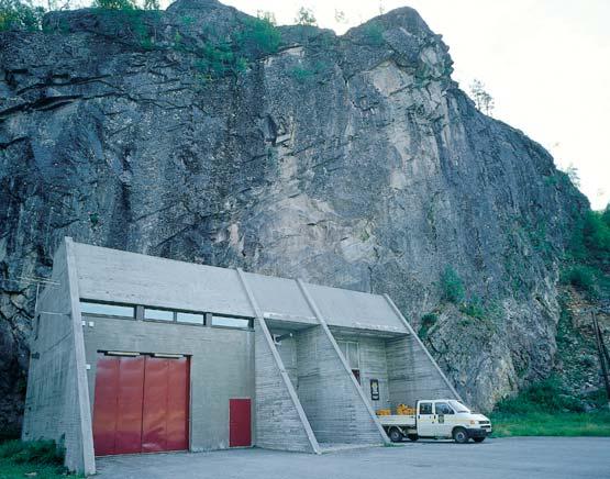 Her er det snakk om svært store fallhøyder, henholdsvis 823 og 709 m. I 1982 ble stasjonen satt i drift, men da bare med vann fra Brusebotn.