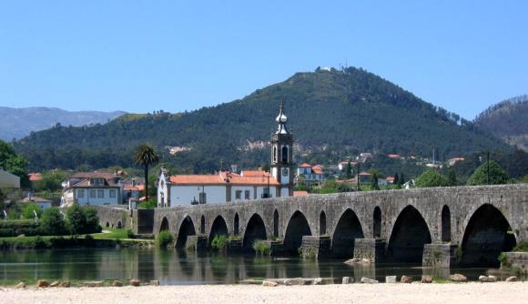 Vi krysser grensen til Portugal og stopper i den lille, pittoreske byen Ponte de Lima, kjent for sin gamle romerske bro.