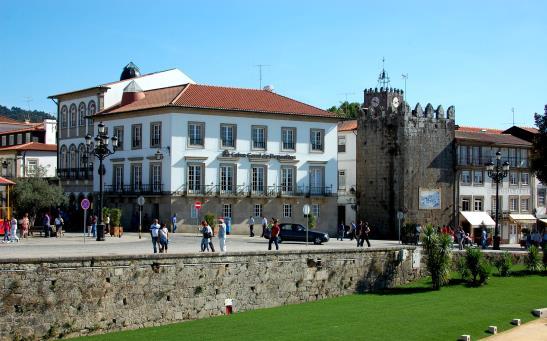 Det blir også lett lunsj med lokale tapas. Vi fortsetter til Porto. Sightseeing i Porto på vei til hotellet.